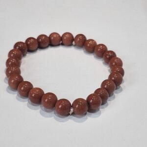 Ce bracelet en Pierre de Soleil naturelle offre des reflets cuivrés et scintillants uniques, créés par de fines inclusions naturelles d’hématite et de minéraux brillants. Associée à la lumière, à la vitalité et à l’optimisme, la Pierre de Soleil aide à booster la motivation, la confiance en soi et l’enthousiasme au quotidien. C’est une pierre chaleureuse et dynamisante, idéale pour combattre la fatigue émotionnelle, attirer l’énergie positive et raviver la joie intérieure. Portée chaque jour, elle rayonne au poignet telle une petite source de lumière naturelle. Un bracelet éclatant, élégant et vibrant, parfait pour celles et ceux qui veulent ajouter une touche solaire à leur vie.