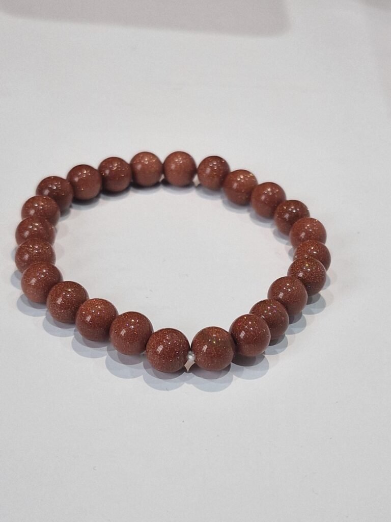 Ce bracelet en Pierre de Soleil naturelle offre des reflets cuivrés et scintillants uniques, créés par de fines inclusions naturelles d’hématite et de minéraux brillants. Associée à la lumière, à la vitalité et à l’optimisme, la Pierre de Soleil aide à booster la motivation, la confiance en soi et l’enthousiasme au quotidien. C’est une pierre chaleureuse et dynamisante, idéale pour combattre la fatigue émotionnelle, attirer l’énergie positive et raviver la joie intérieure. Portée chaque jour, elle rayonne au poignet telle une petite source de lumière naturelle. Un bracelet éclatant, élégant et vibrant, parfait pour celles et ceux qui veulent ajouter une touche solaire à leur vie.