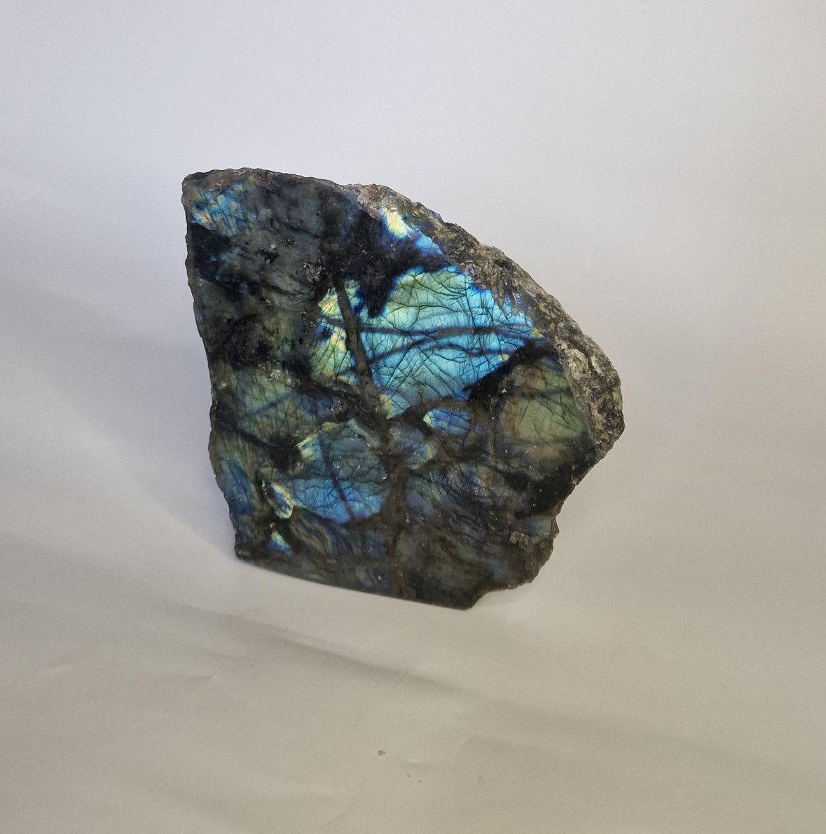 LABRADORITE BORÉALE – REFLET DES AURORES LABRADORITE BORÉALE – REFLET DES AURORES