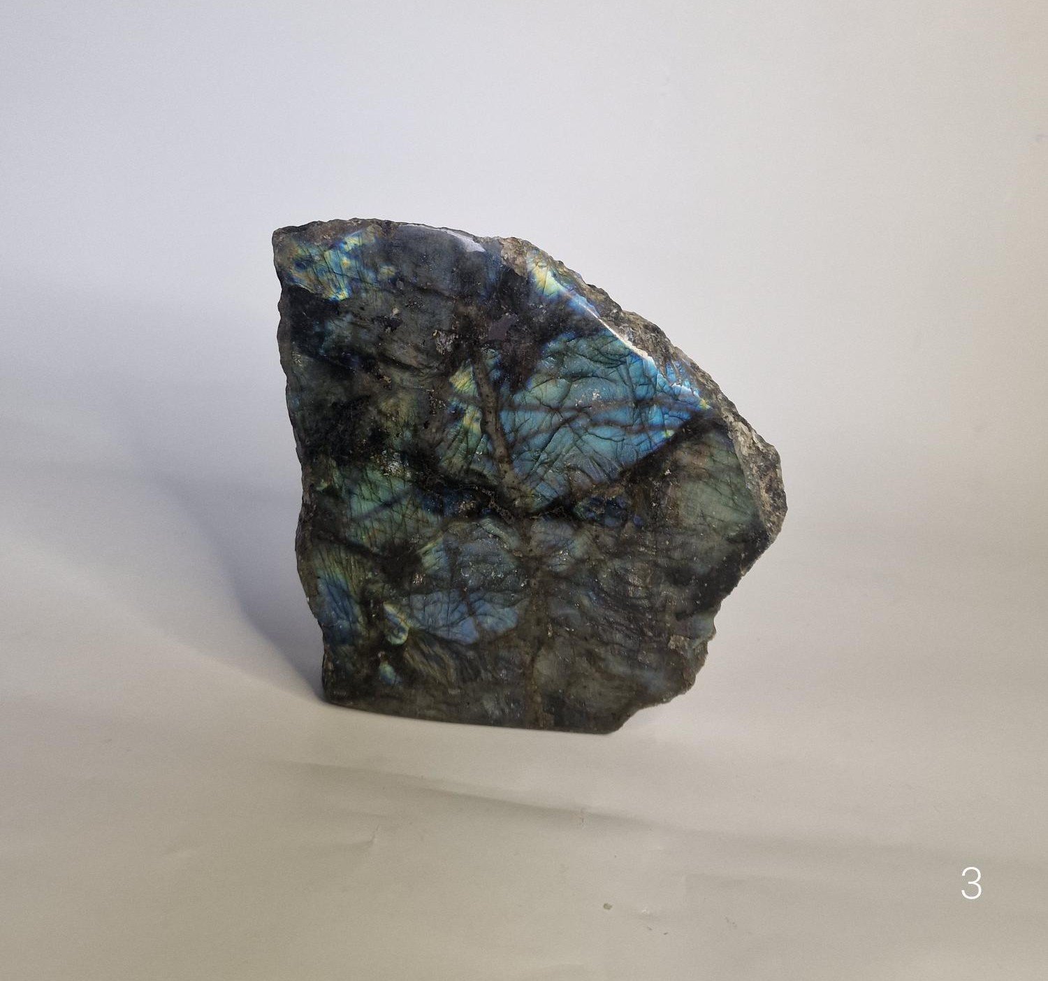 LABRADORITE BORÉALE – REFLET DES AURORES LABRADORITE BORÉALE – REFLET DES AURORES