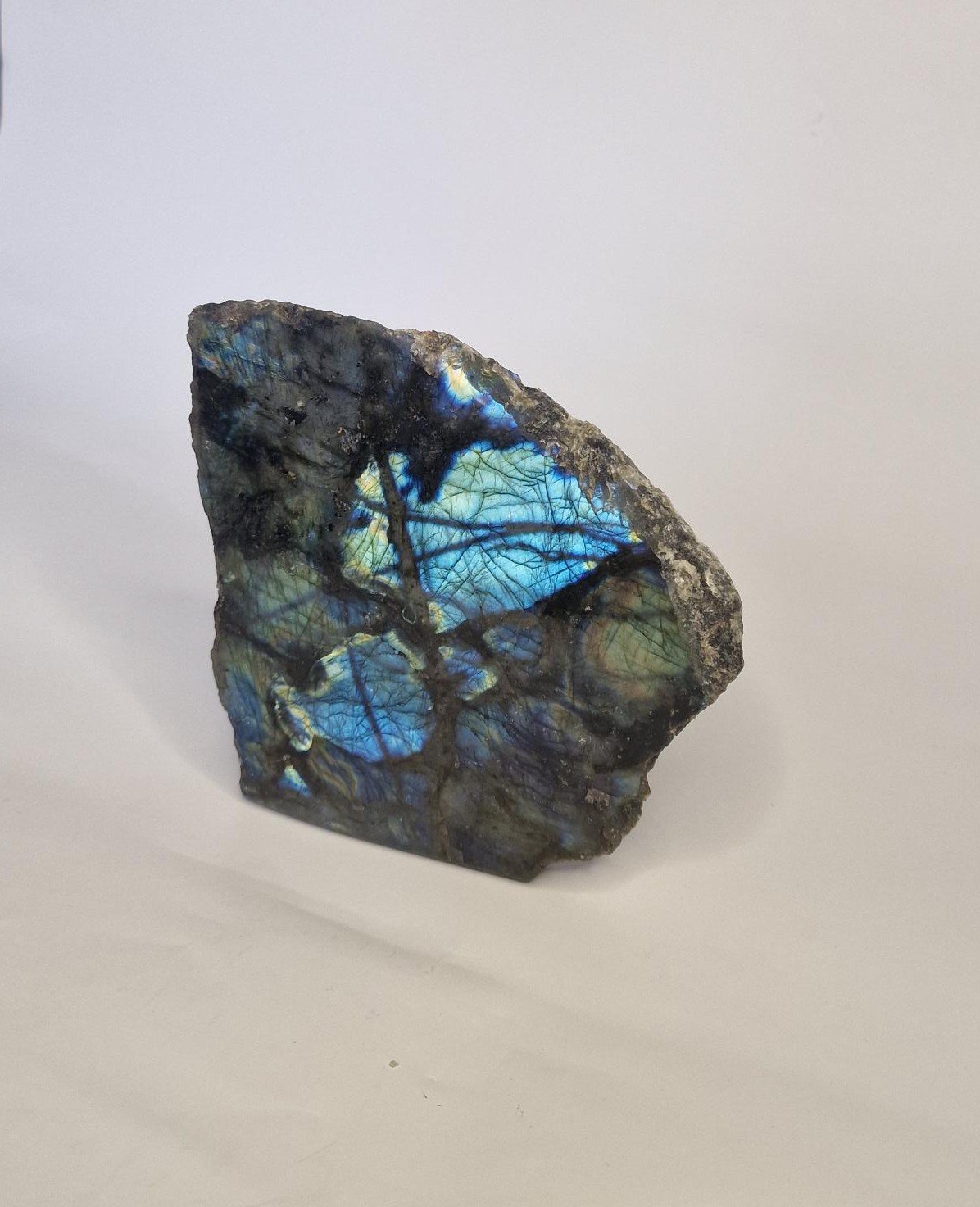 LABRADORITE BORÉALE – REFLET DES AURORES LABRADORITE BORÉALE – REFLET DES AURORES